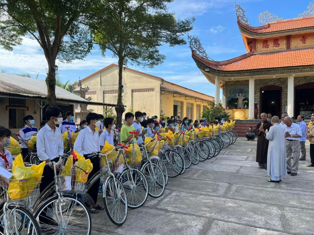 Thượng tọa Thích Thiện Quý tặng xe đạp cho các em học sinh