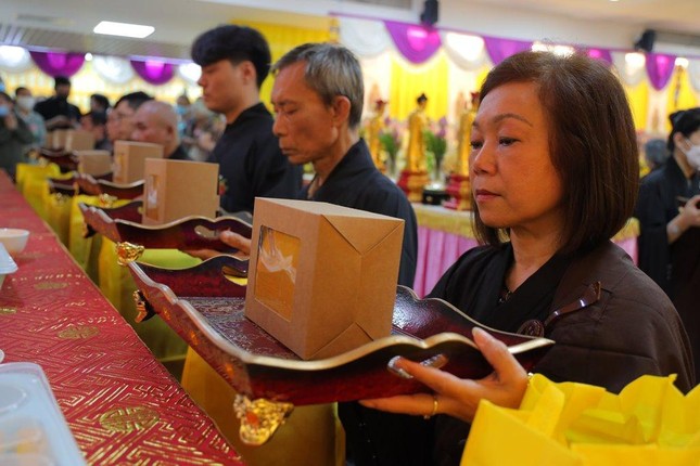 Phật tử dâng lễ phẩm cúng dường