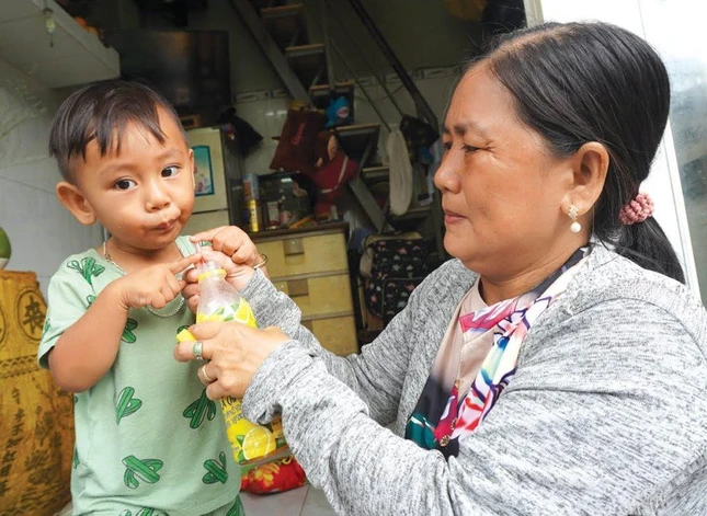 Em mồ côi cha được bà chăm sóc Em mồ côi cha được bà chăm sóc