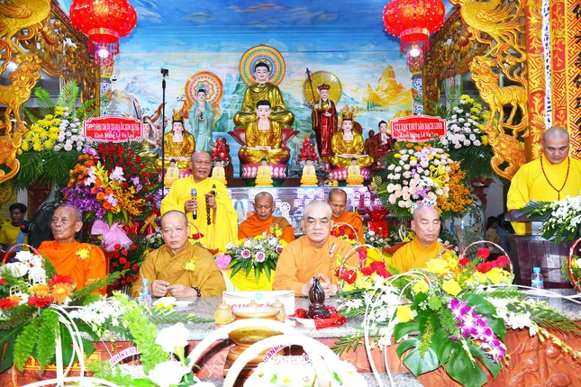 Hòa thượng Thích Huệ Thành ban đạo từ