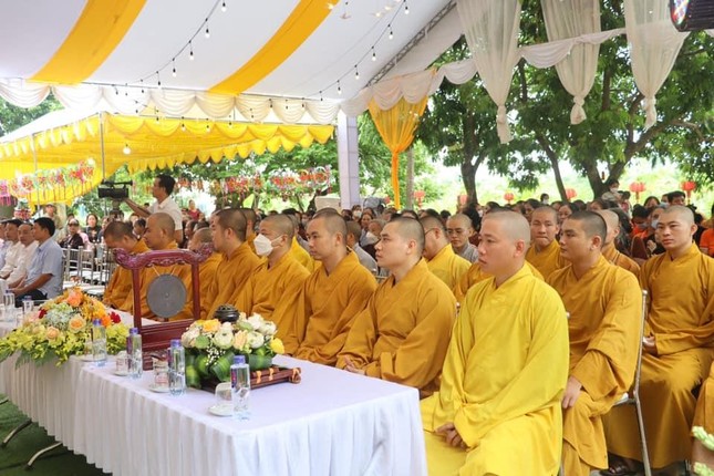 Chư tôn đức tham dự buổi lễ Chư tôn đức tham dự buổi lễ