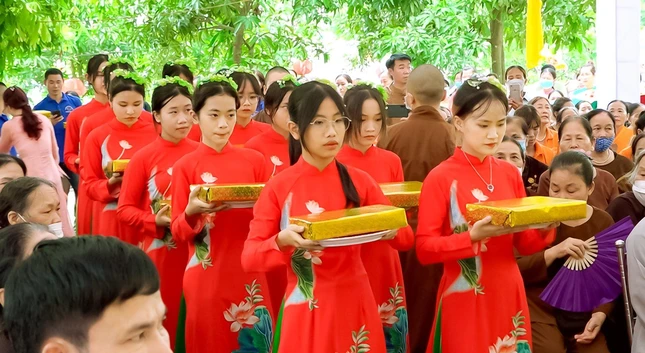 Dâng vật phẩm cúng dường