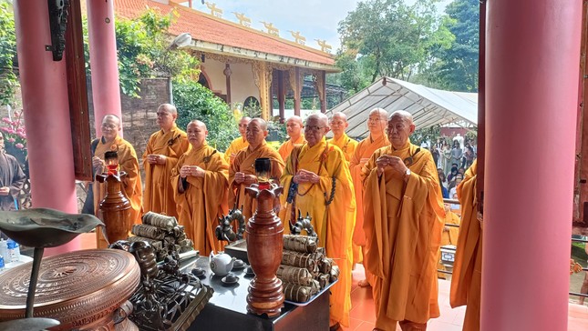 Dâng hương tại đền thờ vua Hùng trong khuôn viên chùa