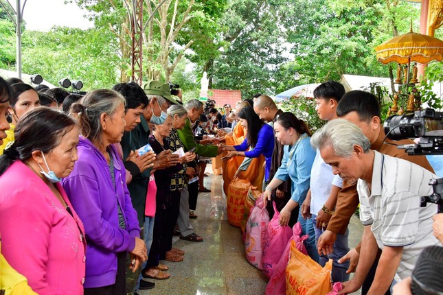 Tặng quà đến bà con đồng bào dân tộc