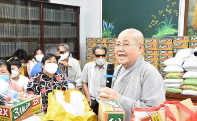 Ni trưởng Thích nữ Từ Nhẫn phát biểu trong buổi trao quà đến người khiếm thị Ni trưởng Thích nữ Từ Nhẫn phát biểu trong buổi trao quà đến người khiếm thị