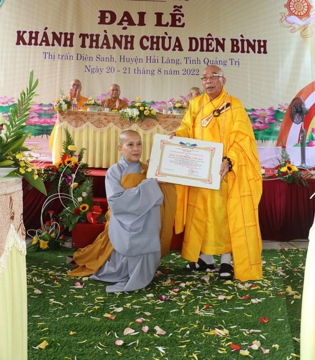 Ni sư Thích nữ Chơn Tịnh, trụ trì chùa Diên Bình nhận Bằng Tuyên dương công đức