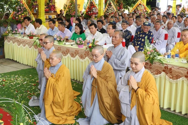 Cung kính lắng nghe lời chỉ dạy