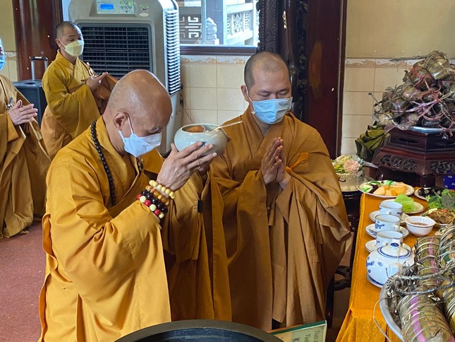 Dâng phạn thực cúng dường