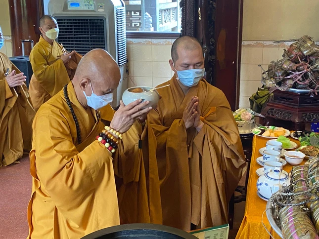 Dâng phạn thực cúng dường