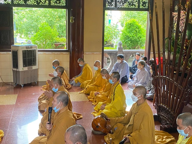 Chư tôn đức tụng thời kinh cầu nguyện