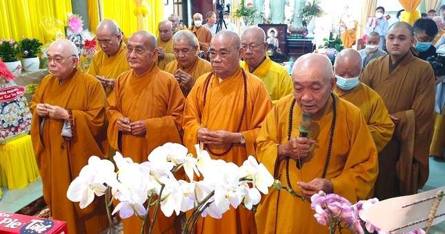 Chư tôn đức dâng hương tưởng niệm