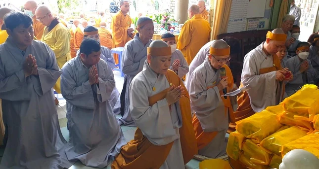 Đại diện môn đồ pháp quyến dâng lời tác bạch