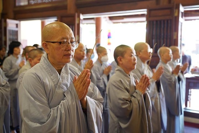 Chư Ni thắp hương cầu nguyện