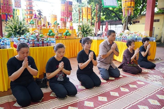 Thân nhân 3 cảnh sát phòng cháy chữa cháy tham dự đầy đủ các khóa lễ, nhất tâm cầu nguyện cho các liệt sĩ được siêu sinh Tịnh độ