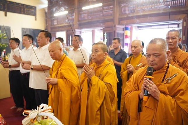 Chư tôn đức, đại biểu niêm hương bạch Phật