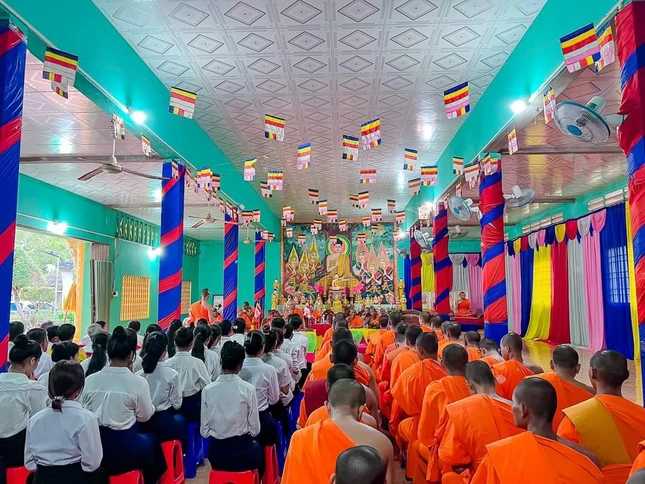 Đoàn đến thăm lớp Sơ cấp Phật học và Tiểu học tại chùa Đom Bon Phak (xã Đôn Châu, huyện Duyên Hải) Đoàn đến thăm lớp Sơ cấp Phật học và Tiểu học tại chùa Đom Bon Phak (xã Đôn Châu, huyện Duyên Hải)