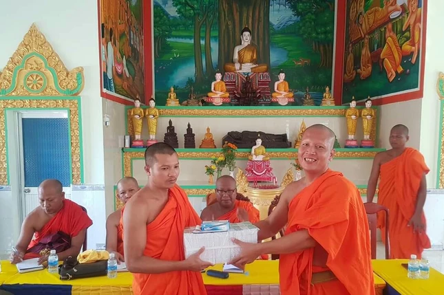 Đoàn trao tặng tập, viết cho chùa Trapeang Chhouk Đoàn trao tặng tập, viết cho chùa Trapeang Chhouk