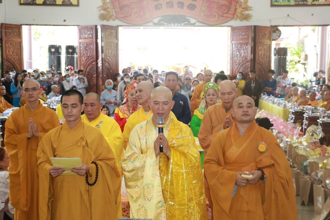 Đại đức Thích Giác Ân, trụ trì chùa Quan Âm dâng lời tác bạch