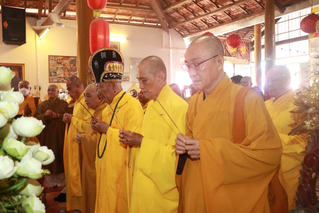 Chư tôn đức niêm hương tưởng niệm