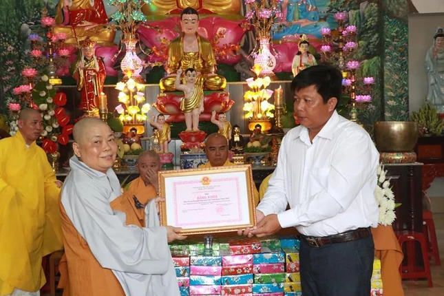 Trao tặng Bằng khen đến Ni sư Thích nữ Như Châu, trụ trì chùa Thanh Lập Trao tặng Bằng khen đến Ni sư Thích nữ Như Châu, trụ trì chùa Thanh Lập