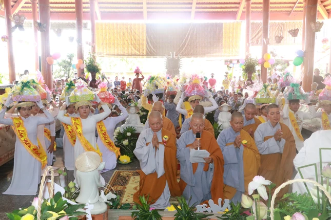 Ni sư Thích nữ Giác Bửu, trụ trì chùa Khánh Linh dâng lời tác bạch Ni sư Thích nữ Giác Bửu, trụ trì chùa Khánh Linh dâng lời tác bạch