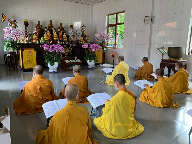 Chư Tăng chùa Đại Giác trì tụng kinh Địa Tạng