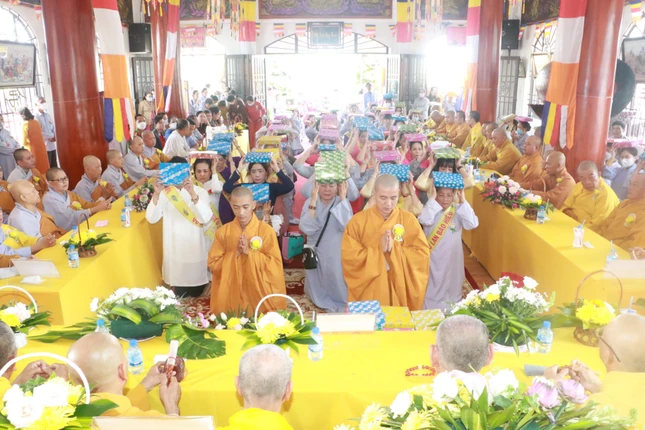 Chư Tăng chùa Thiền An cùng các Phật tử tác bạch dâng cúng y ca-sa Chư Tăng chùa Thiền An cùng các Phật tử tác bạch dâng cúng y ca-sa