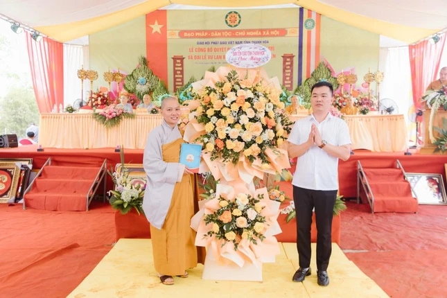 Ban Tôn giáo tỉnh Thanh Hóa tặng hoa chúc mừng - Ảnh: Nhật Tuệ Ban Tôn giáo tỉnh Thanh Hóa tặng hoa chúc mừng - Ảnh: Nhật Tuệ