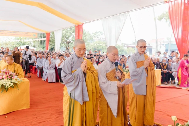 Sư cô Thích nữ Lệ Chí dâng lời phát nguyện - Ảnh: Nhật Tuệ Sư cô Thích nữ Lệ Chí dâng lời phát nguyện - Ảnh: Nhật Tuệ