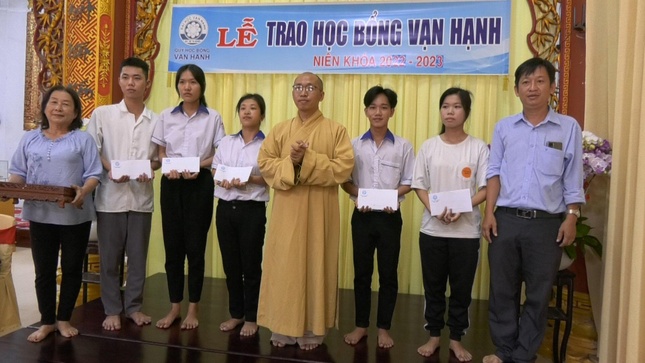 Đại đức Thích Phước Huệ trao học bổng cho các em học sinh Trung học Phổ thông