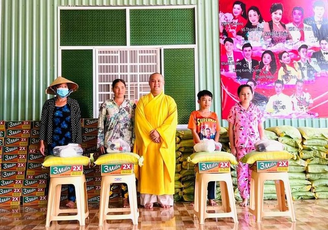 Đại đức Thích Thiện Phước trao quà đến những hoàn cảnh khó khăn