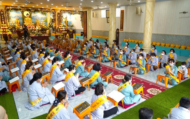 Đại chúng trì tụng kinh Vu lan - Báo hiếu