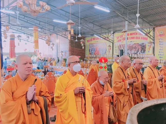 Chư tôn đức niêm hương bạch Phật Chư tôn đức niêm hương bạch Phật