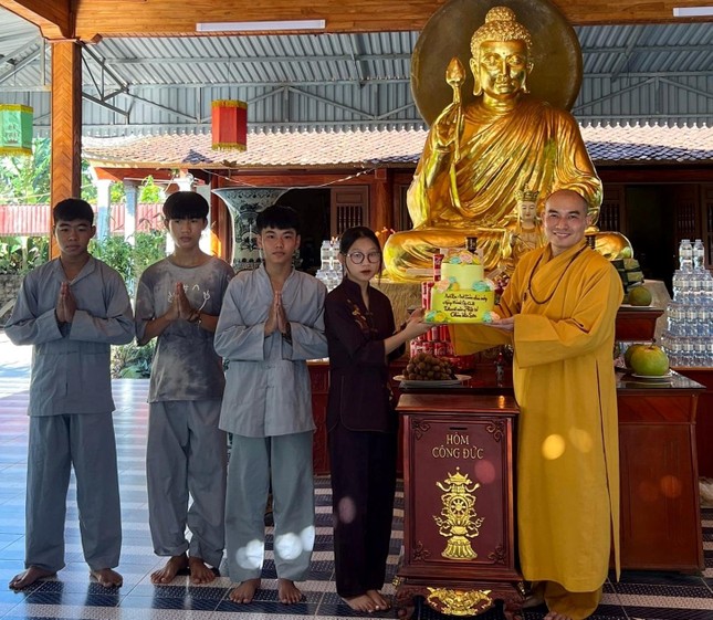 Đại đức Thích Tuệ Minh cùng các thành viên Ban Chủ nhiệm Câu lạc bộ Thanh niên Phật tử ra mắt