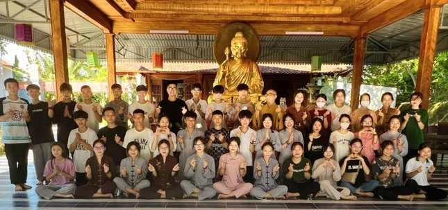 Câu lạc bộ Thanh niên Phật tử chùa Văn Sơn chụp ảnh lưu niệm