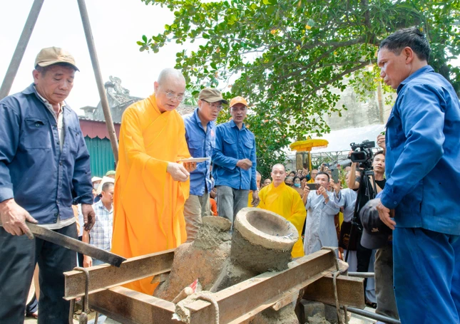 Lễ chú nguyện rót đồng đúc đại hồng chung Lễ chú nguyện rót đồng đúc đại hồng chung