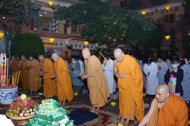 Chư tôn đức thắp hương tưởng niệm