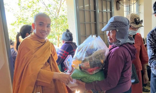 Đại đức Minh Trang tặng quà đến bà con