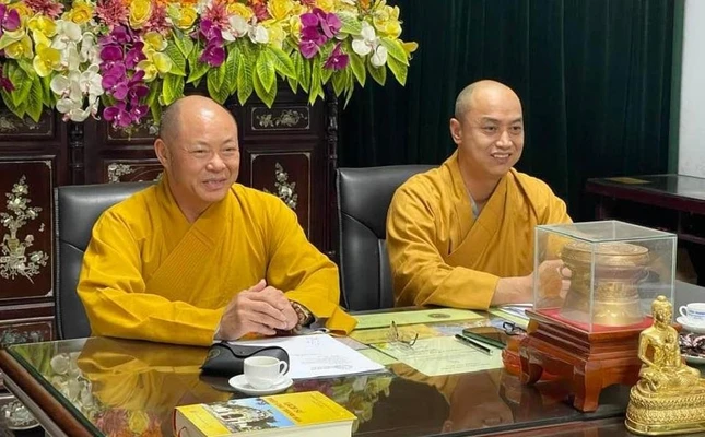 Thượng tọa Thích Tâm Định và Thượng tọa Thích Tâm Minh chủ trì buổi họp báo sáng 30-8