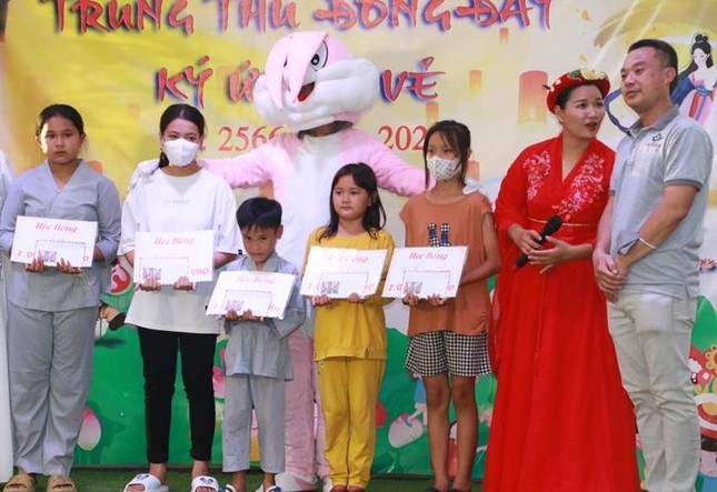 Tặng học bổng cho các em học sinh