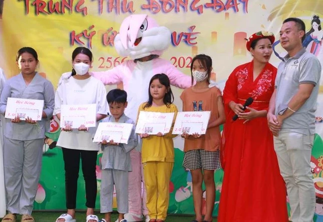 Tặng học bổng cho các em học sinh Tặng học bổng cho các em học sinh