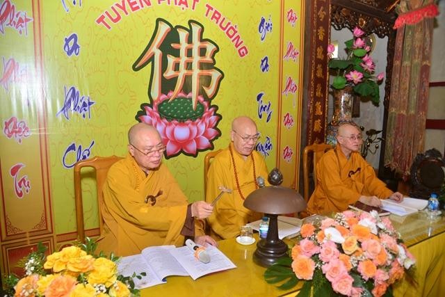 Tam sư truyền giới cho các giới tử Tăng