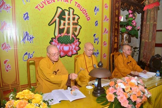 Tam sư truyền giới cho các giới tử Tăng