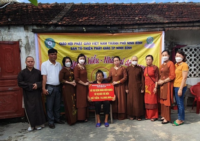 Ban Từ thiện - Xã hội Phật giáo TP.Ninh Bình và các nhà hảo tâm trao số tiền hỗ trợ đến bệnh nhân Vũ Thị Nến