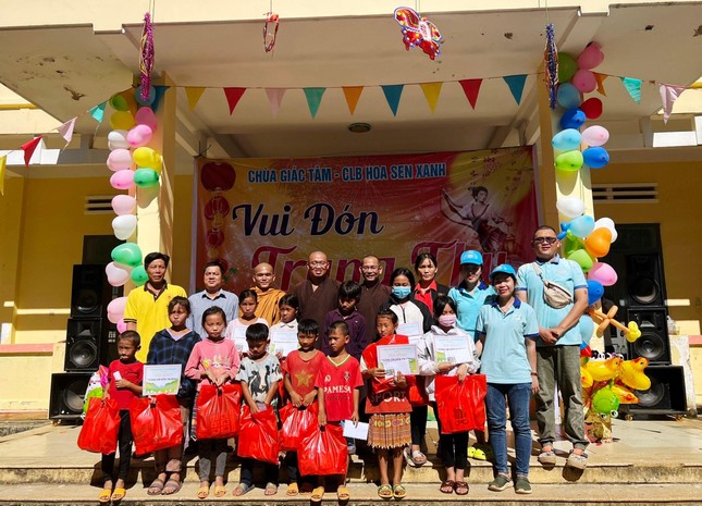 Trao quà cho các em nhỏ