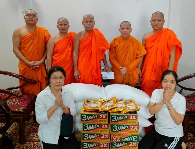 Cúng dường tại chùa Chà (xã Thanh Sơn, huyện Trà Cú, Trà Vinh)