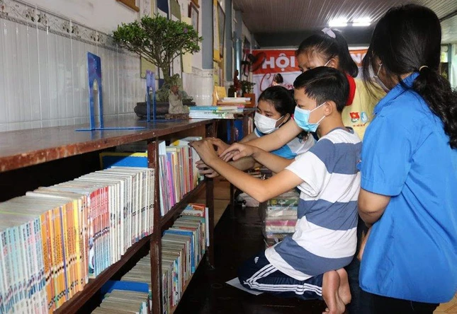 Các em lựa chọn quyển sách mình yêu thích để đọc - Ảnh: Huệ Thái