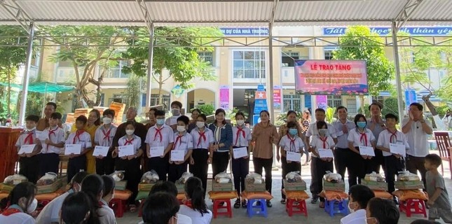 Tặng quà đến các em học sinh xã Suối Cao