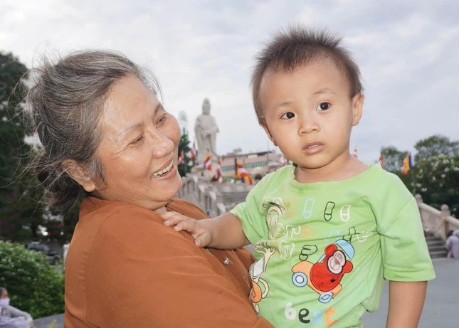 Cô Diệu Châu và cháu ngoại 2 tuổi - mẹ mất vì Covid-19, tại lễ kỳ siêu tại Việt Nam Quốc Tự