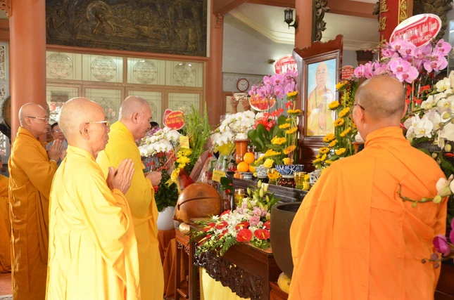 Hòa thượng Thích Nguyên Giác niêm hương